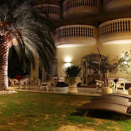 Hotel Eva Alba Adriatica Bagian luar foto