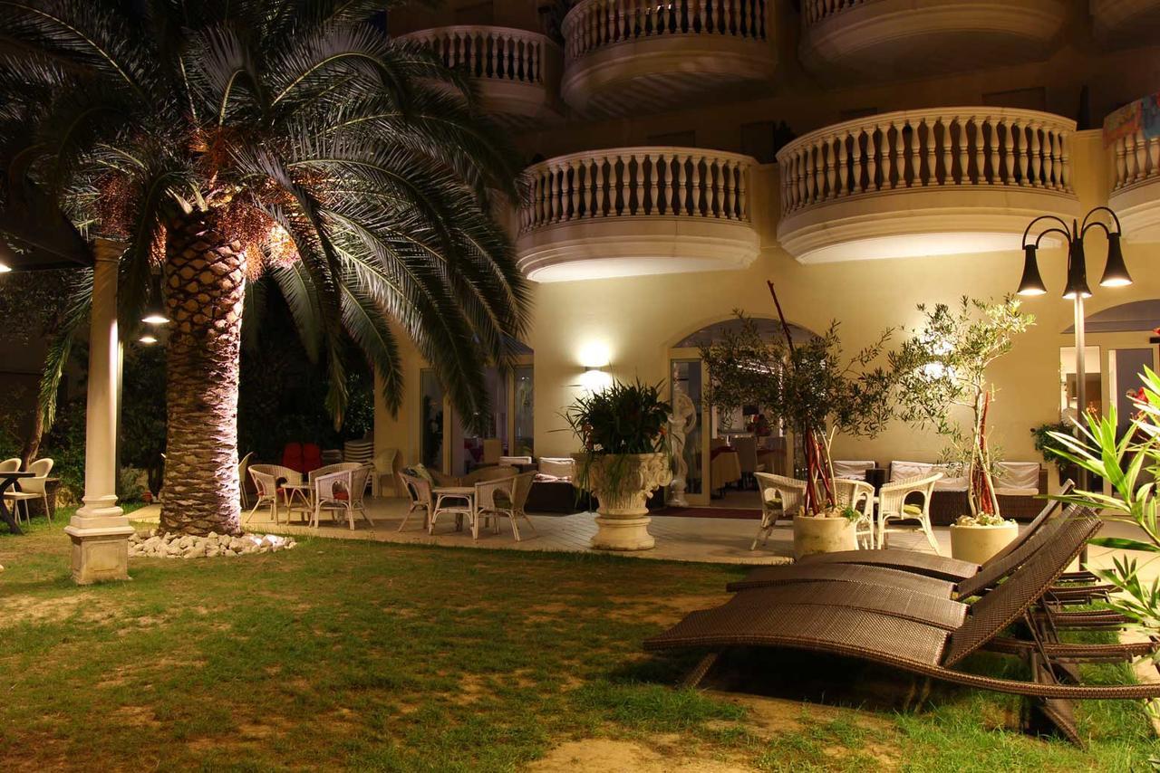 Hotel Eva Alba Adriatica Bagian luar foto