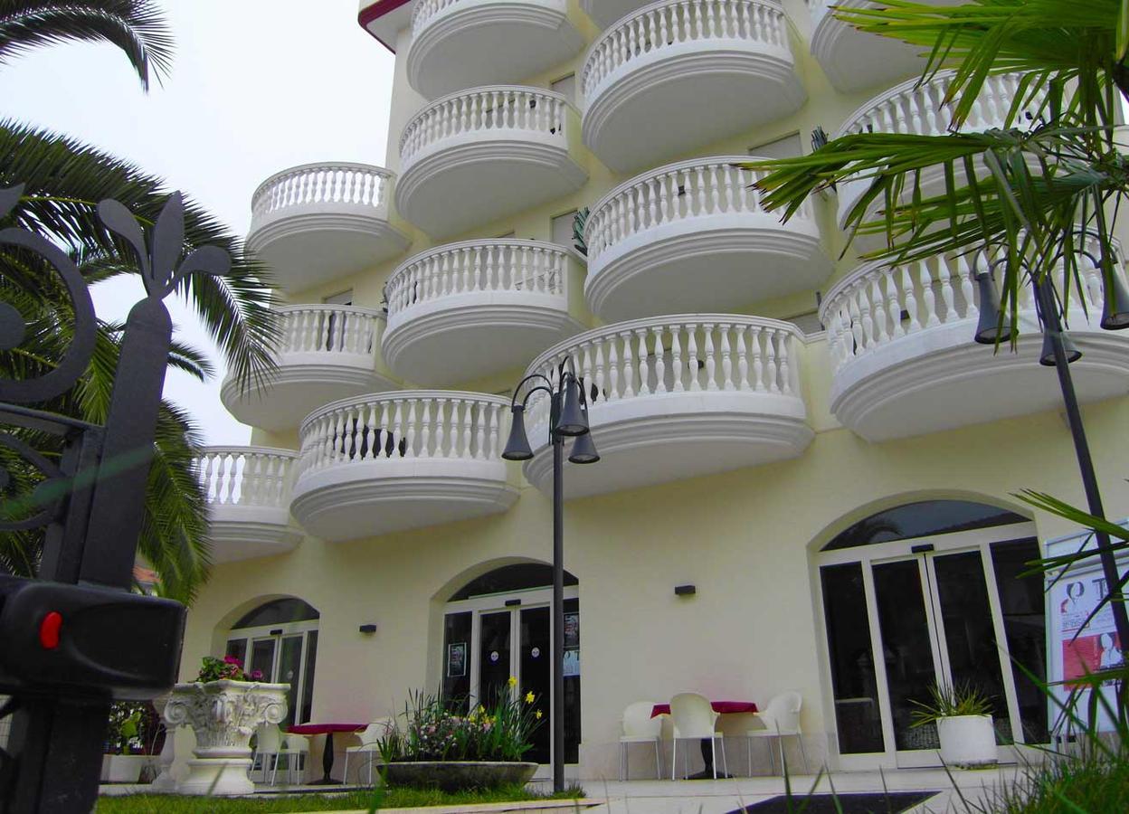 Hotel Eva Alba Adriatica Bagian luar foto