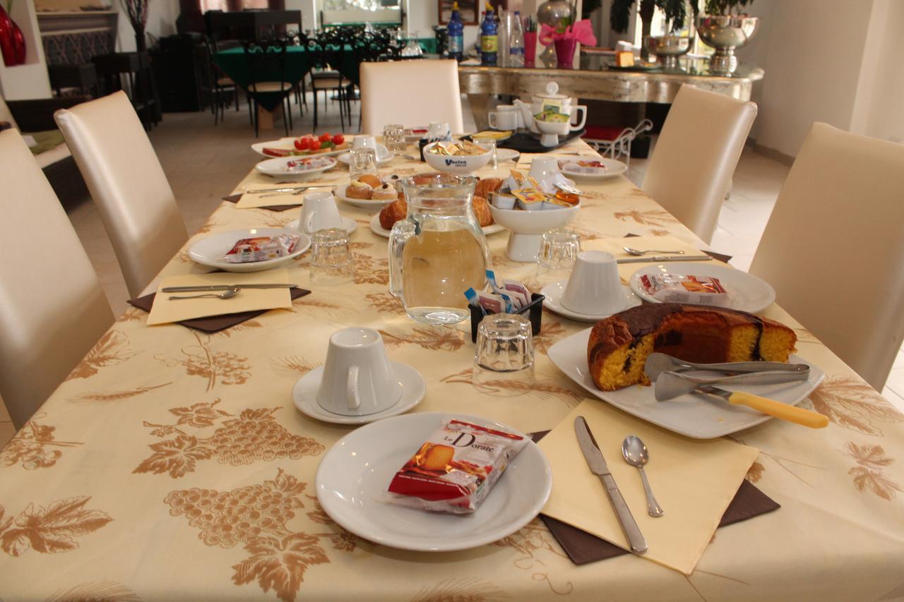 Hotel Eva Alba Adriatica Bagian luar foto