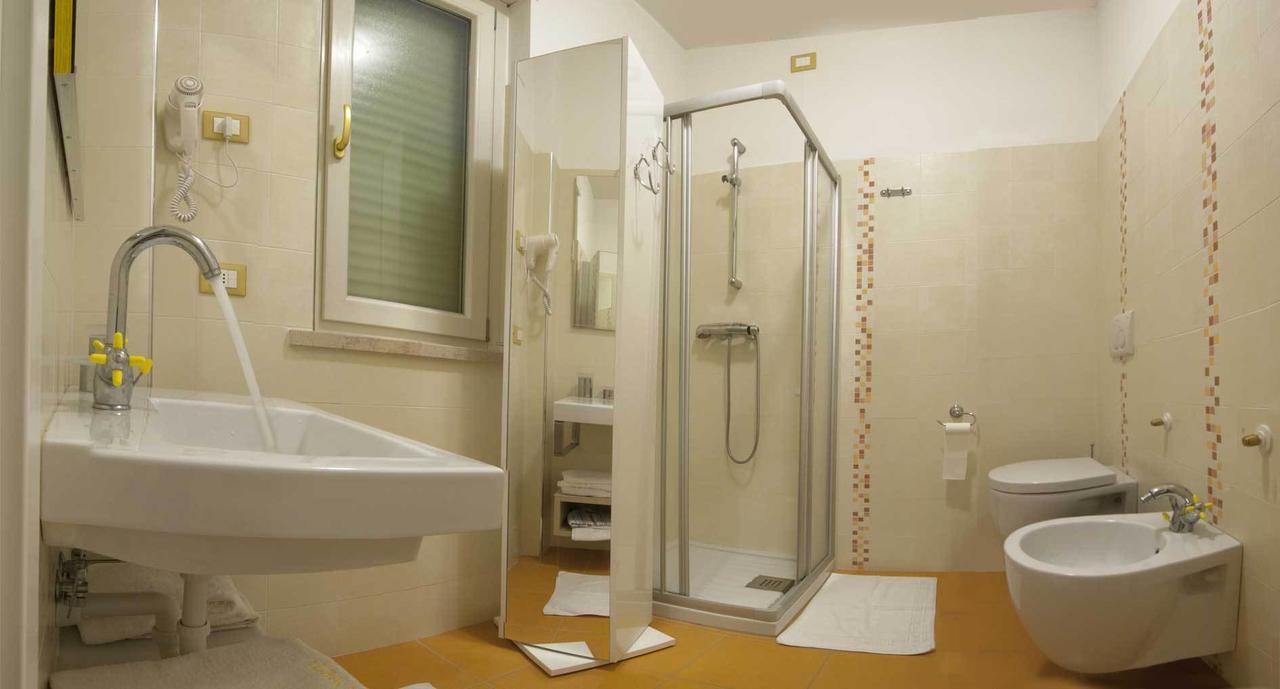 Hotel Eva Alba Adriatica Bagian luar foto